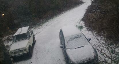 Coches llenos de nieve en el Montseny.