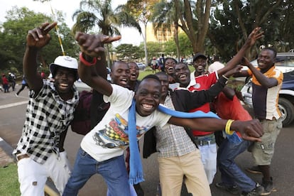 Zimbabuenes celebran la dimisión de Mugabe en las calles de Harare este martes.