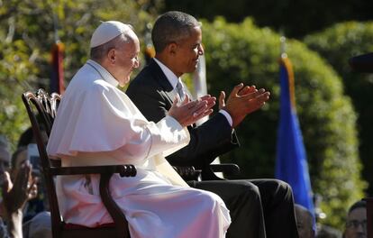 “Señor presidente”, se dirigió el Papa a Obama, “los católicos estadounidenses, junto con sus conciudadanos, están comprometidos con la construcción de una sociedad verdaderamente tolerante e incluyente, en la que se salvaguarden los derechos de las personas y las comunidades, y se rechace toda forma de discriminación injusta”.