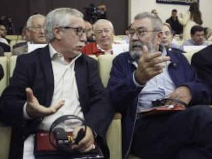 Ignacio Fern&aacute;ndez Toxo (i) actual Secretario General de Comisiones Obreras, y C&aacute;ndido M&eacute;ndez, Secretario general de UGT, en una jornada en la que se debaten las recomendaciones de la Organizaci&oacute;n Internacional del Trabajo (OIT) para mejorar el mercado laboral espa&ntilde;ol.