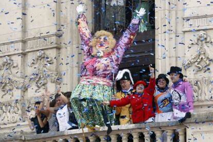 El pregonero, Isidro Elezgarai, y la <b><i>txupinera</b></i>, Aratz Irazabal, saludan al público junto a Marijaia en el arranque de la Aste Nagusia.