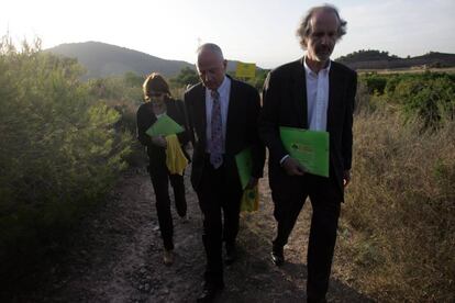 Miembros de la comisión del Parlamento Europeo visitan los terrenos de Porxinos tras las denuncias por presunto abuso urbanístico.