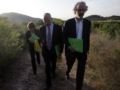 Miembros de la comisi&oacute;n del Parlamento Europeo visitan los terrenos de Porxinos tras las denuncias por presunto abuso urban&iacute;stico.