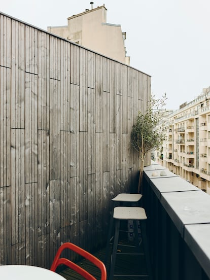 En la última planta se encuentra una pequeña terraza de madera.