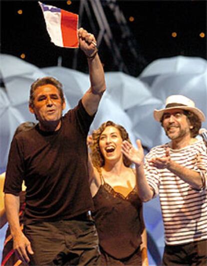 Estrella Morente y Joaquín Sabina ven cómo Miguel Ríos ondea una bandera chilena durante la actuación de anoche.