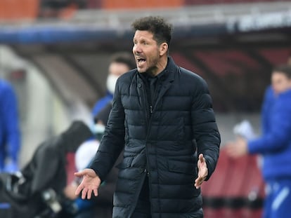 Simeone durante el partido contra el Chelsea en Bucarest este martes.