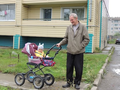 Abuelo paseando a su nieto en Vysokogorni.