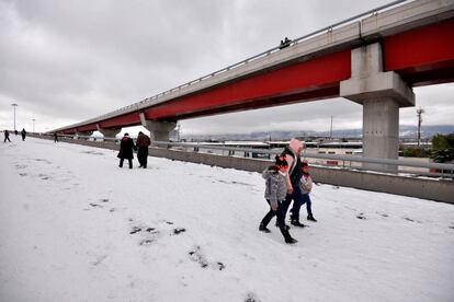 Habitantes caminan sobre avenidas cubiertas de nieve en Saltillo.