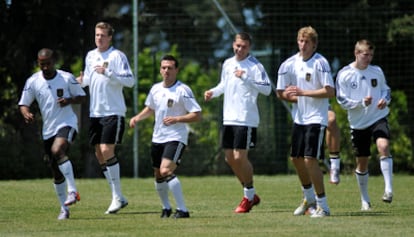 De izquierda a derecha, los jugadores de la selección alemana Cacau, Jansen, Trochowski, Podolski, Kiessling y Kroos, durante un entrenamiento en la concentración del equipo antes del Mundial de Sudáfrica, en Sciacca, Italia.