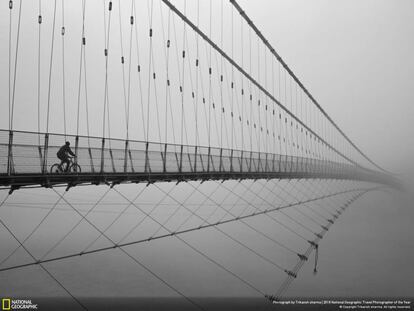 'Viajando ao céu' ponte Ram Jhula na Índia.