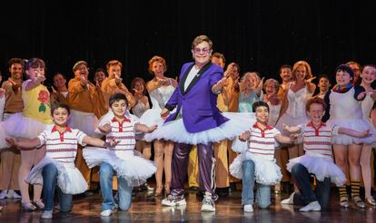 Elton John hace una aparición sorpresa en el escenario donde se representa el musical 'Billy Elliott' en Sidney (Australia).