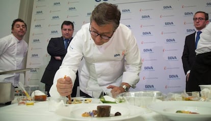 Joan Roca termina una de las elaboraciones inspiradas en la gastronomía madrileña.