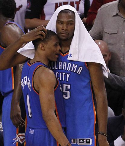 Kevin Durant consuela a Russell Westbrook