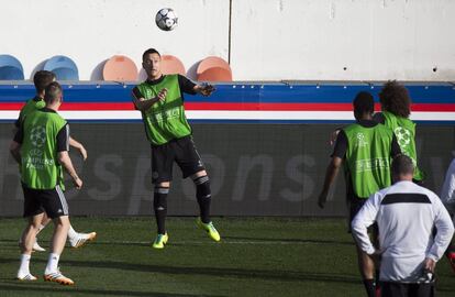 Terry entrena junto a sus compa?eros en el estadio Parque de los Prncipes de Pars, en la vspera de su enfrentamiento al PSG en el partido de ida de los cuartos de final de la Champions League.