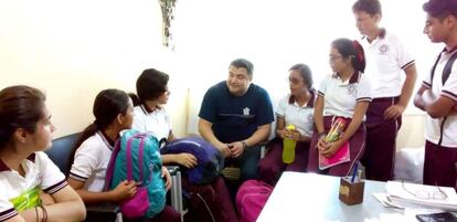 Imagen cedida de Héctor Cabrera acompañado de estudiantes en El Espinal, Oaxaca.