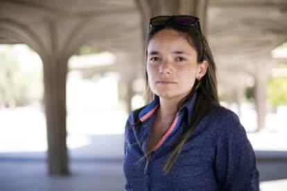 Cindy, refugiada colombiana, asistida por CEAR, en la madrileña plaza de Colón.