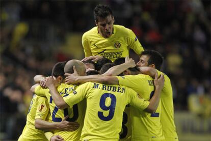 Los jugadores del Villarreal celebran uno de los goles contra el Bayer Leverkusen.