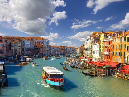 Un &#039;vaporetto&#039; en el Gran Canal de Venecia. 