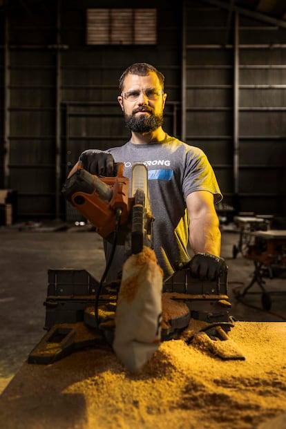 Kirill Vernikovski ha trabajado como carpintero voluntario desde el primer día de construcción. 