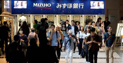 Vista de la entrada subterránea a un centro comercial en Tokio.