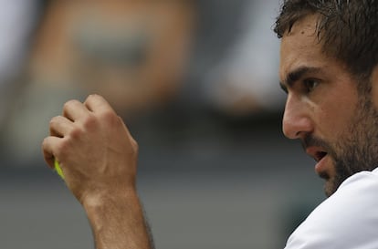 Marin Cilic se prepara para sacar la bola ante Roger Federer.