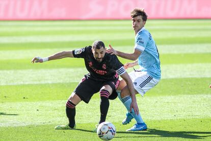 Karim Benzema ante Denis Suárez del Celta, este sábado durante el partido.