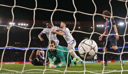 Obi Mikel expurgó sus pecados logrando el empate del Chelsea. El nigeriano no estaba firmando su mejor partido hasta el momento y había sido protagonista por realizar la falta que provocó el gol de Ibra y por el jugador en el que rebotó el balón antes de introducirse en la meta de Courtois.