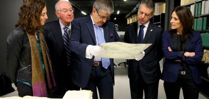 De izquierda a derecha, Cristina Uriarte, José Antonio Ardanza, Iñigo Urkullu y Bakartxo Tejería observan un documento que muestra un responsable del Archivo Histórico.