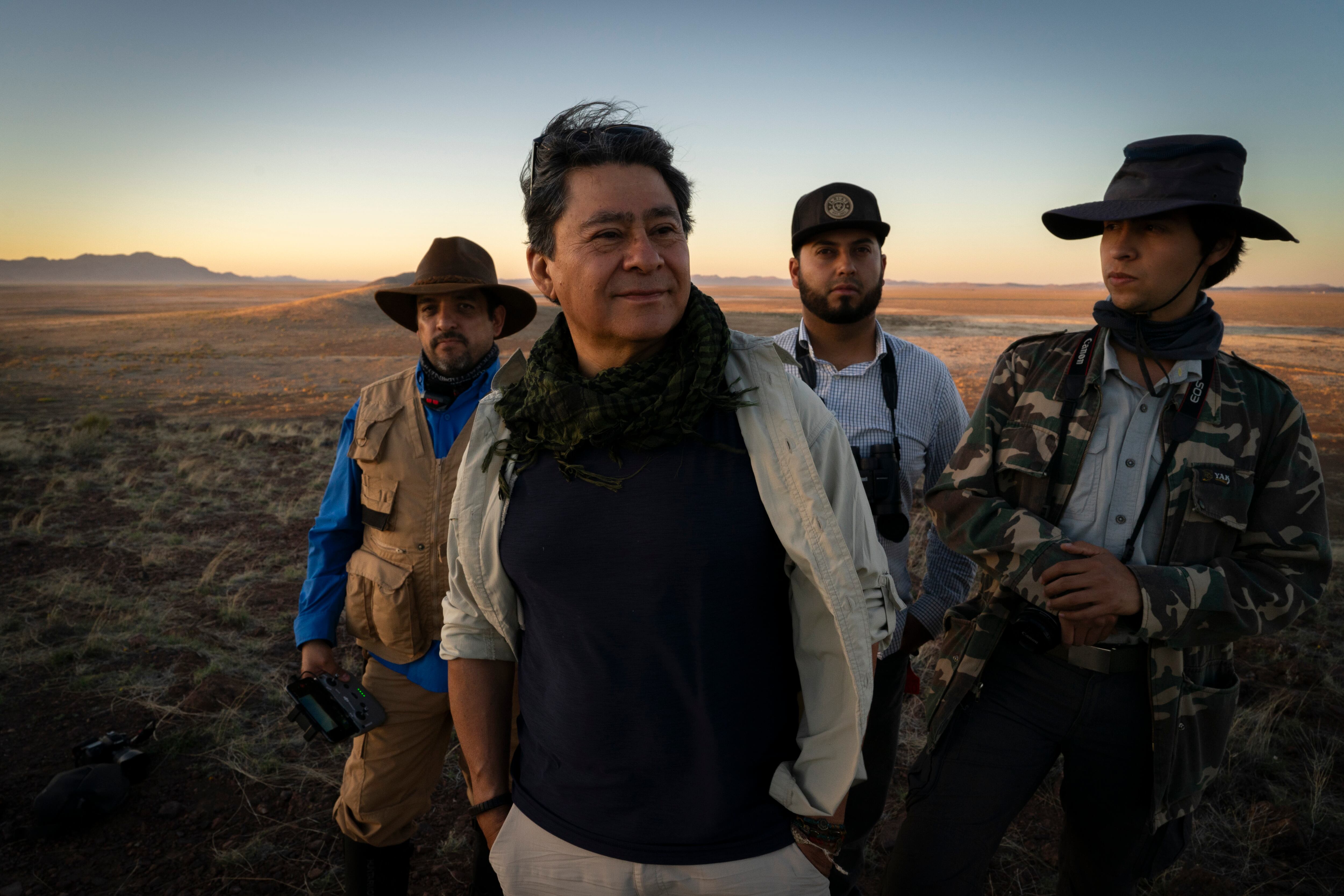 El maestro Jesús Pacheco, con alumnos y colaboradores en la Reserva de la Biósfera de Janos.