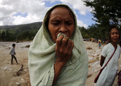 Una mujer de la etnia mangyan espera recibir alimentos durante el reparto de ayuda humanitaria en Baco, afectada por el tifón que ha azotado Filipinas.