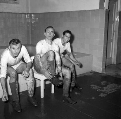 Los jugadores del Real Madrid Alfredo Di Stéfano, Santamaría y Gento en el vestuario antes de disputar un partido de Copa de Europa frente al Vasas de Budapest en 1958, año en el que los blancos conquistaron su tercer trofeo.