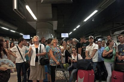 Los pasajeros esperan en la estación de Sants después de la avería.