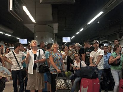 Los pasajeros esperan en la estación de Sants después de la avería.