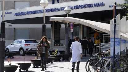 Entrada del hospital de Txagorritxu en Vitoria, este lunes.