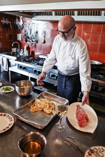 Raimon Braun Rexach frente a los ingredientes para su 'suquet' de cabracho.