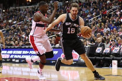 Pau Gasol dribla a un jugador de los Washington Wizards