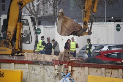 La Guardia Civil hoy en las obras de Glòries en Barcelona.