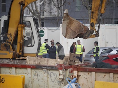 La Guardia Civil hoy en las obras de Glòries en Barcelona.