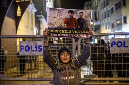 Un niño sirio residente en Turquía levanta una pancarta durante una protesta contra Rusia, frente a la embajada rusa de Estambul (Turquía), el 17 de diciembre de 2016.