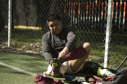 Jaime Mejía se prepara para el entrenamiento de los Guerreros de Azteca en una cancha de pasto sintético en la Ciudad de México