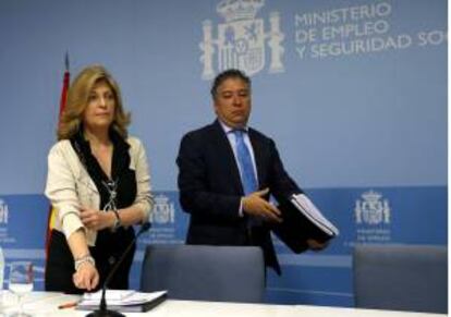 Los secretarios de Estado de Empleo, Engracia Hidalgo (i), y de Seguridad Social, Tomás Burgos (d). EFE/Archivo