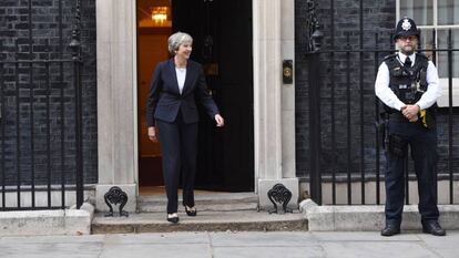 La primera ministra británica, Theresa May, sale el número 10 de Downing Street, en Londres.