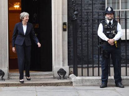 La primera ministra británica, Theresa May, sale el número 10 de Downing Street, en Londres.