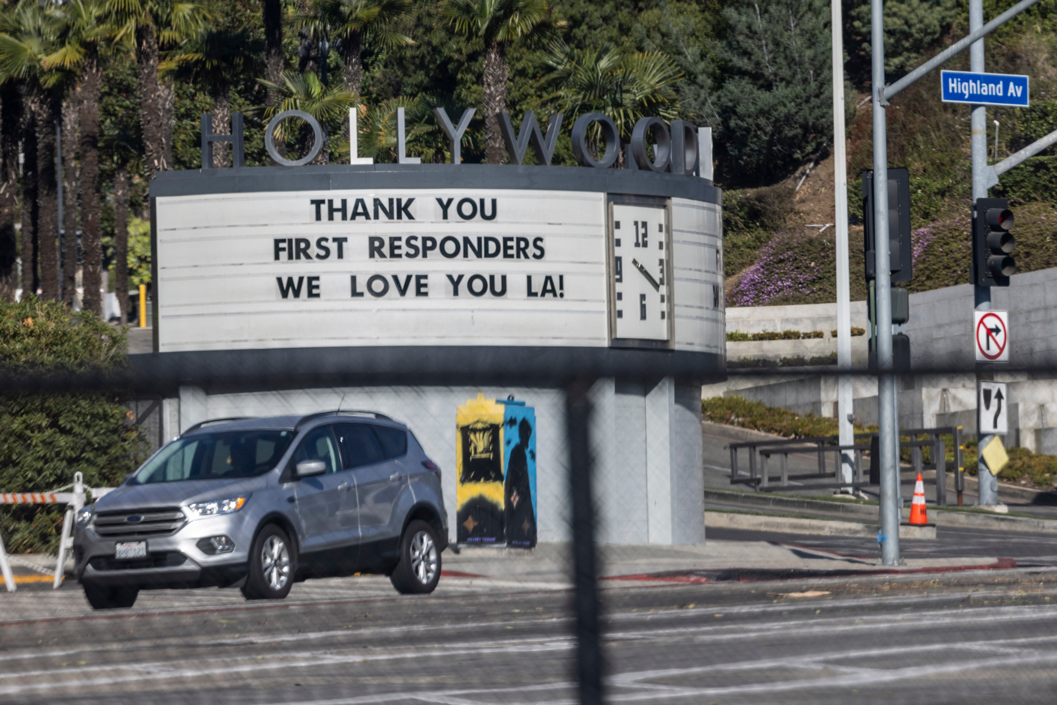 Un letrero del Hollywood Bowl en Los Ángeles con un mensaje de agradecimiento hacia los servicios que están trabajando en la extinción de los incendios, en enero de 2025.