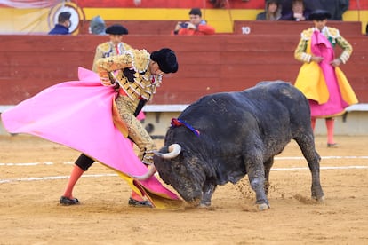 El diestro Emilio de Justo remata una serie con el capote en el cuarto de la tarde en un mano a mano con Miguel Ángel Perera, en la corrida de la Feria de la Magdalena, con toros de Victorino Martín.