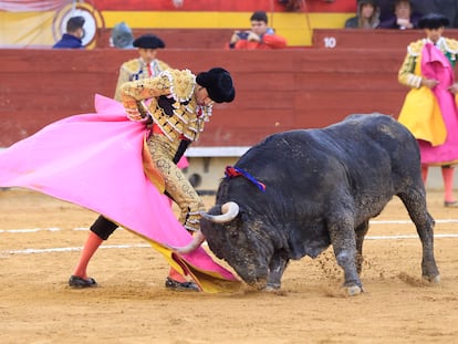 El diestro Emilio de Justo remata una serie con el capote en el cuarto de la tarde en un mano a mano con Miguel Ángel Perera, en la corrida de la Feria de la Magdalena, con toros de Victorino Martín.