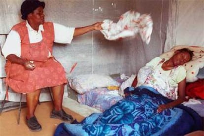 La joven surafricana Petunia Moleboheng Lebaka, junto a su madre, agoniza a consecuencia del sida en su casa de Orange Farm, al sur de Johanesburgo.