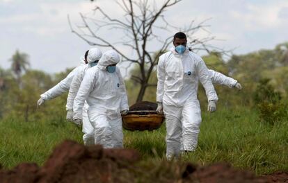 Un equipo de rescate carga un cadáver recuperado días después del colapso de la represa.