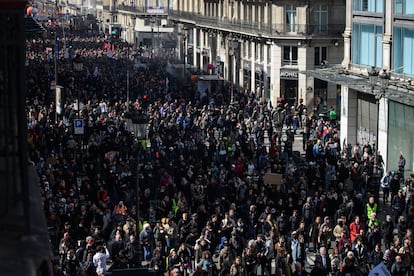 Miles de personas han salido a la calle este viernes en París en protesta por la reforma de las pensiones de Macron.