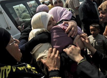 La emoción se apodera de estas mujeres palestinas tras la liberación de un grupo de ellas por parte de Israel